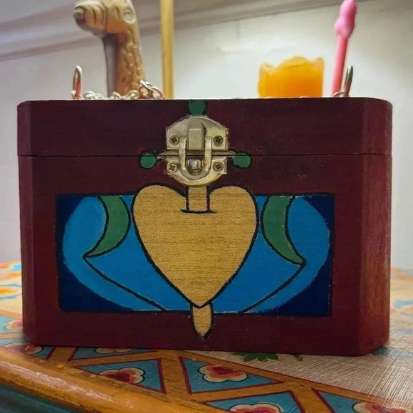 Evil Queen’s Jewelry Box Purse - Picture 2 of 5